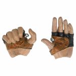 Manos con guantes sin dedos marrones