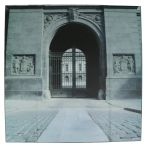 Fondale illustrato per diorama: ingresso di un grande edificio