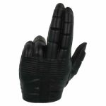 Mano con guante negro
