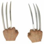 Hände mit Metallkrallen im Wolverine-Stil