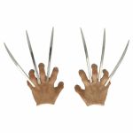 Hände mit Metallkrallen im Wolverine-Stil