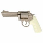 Silberfarbener Westernrevolver mit elfenbeinfarbenem Griff