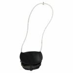 Schwarze Sabertasche mit Klappe und weißem Schultergurt