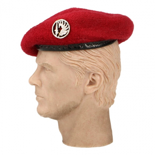Le béret rouge de parachutiste